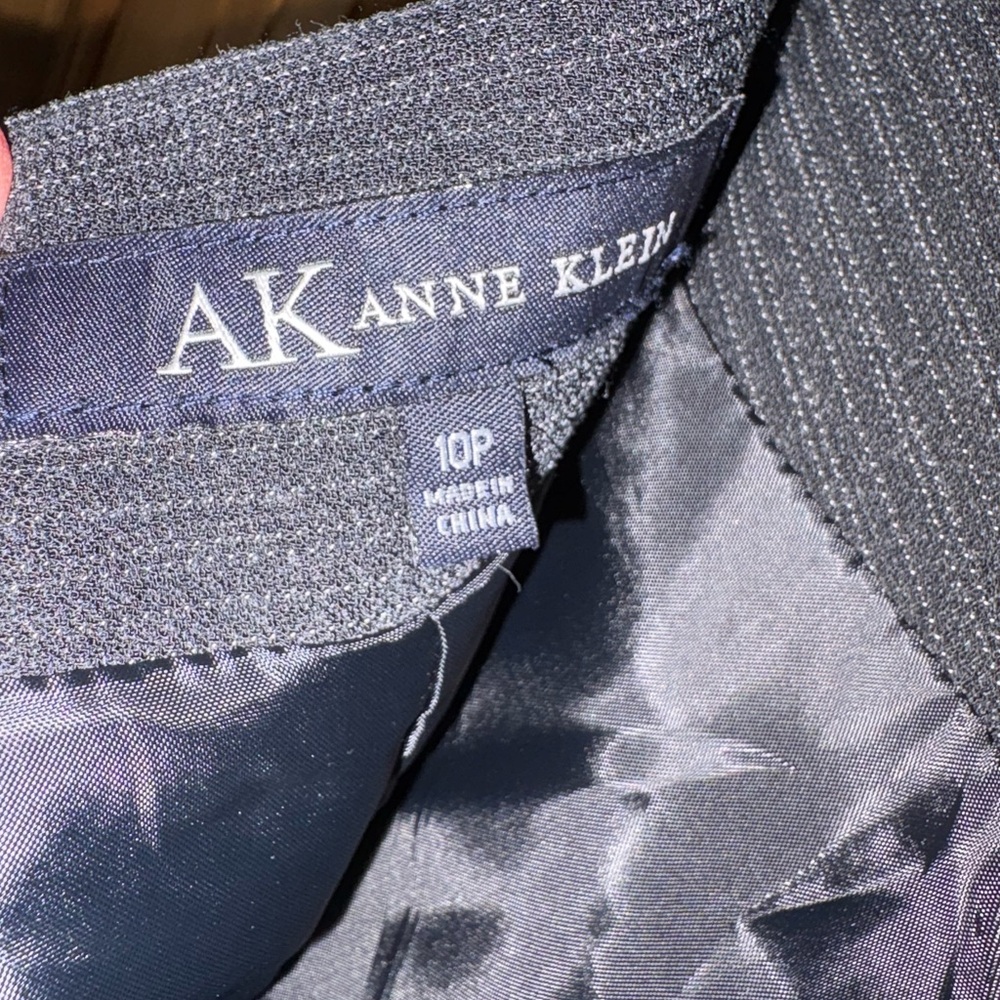 Anne Klein Black Pinstriped Gored Flare Knee Length Skirt Size 10P - Picture 4 of 7